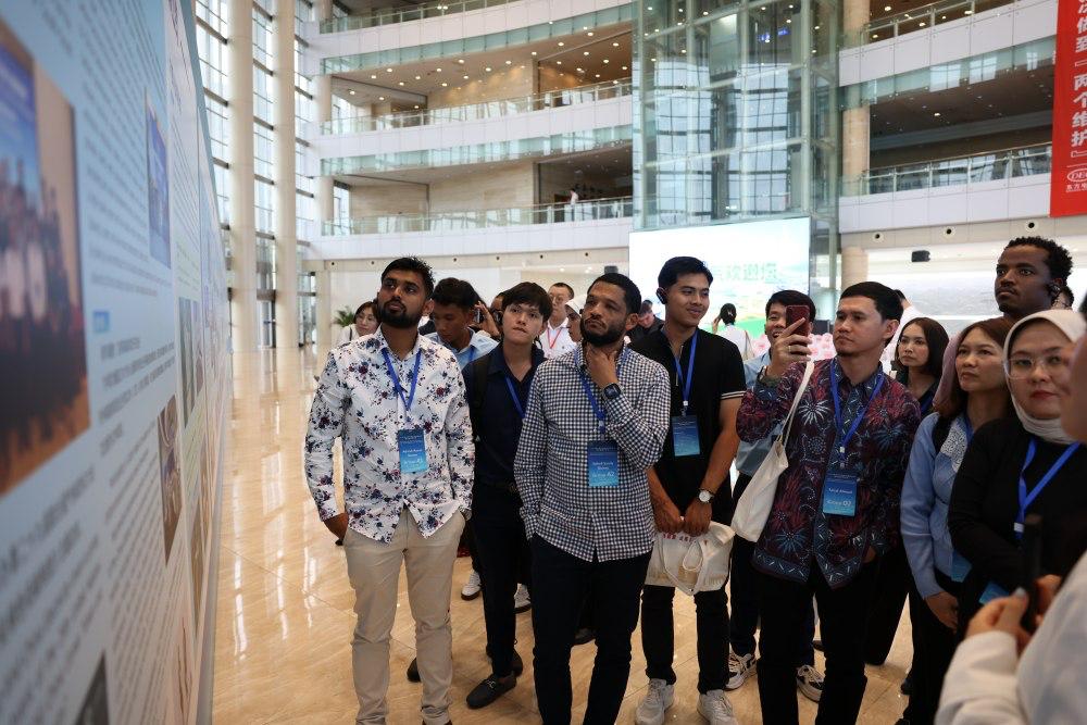 学员参展。黄双湖摄 学员参展。黄双湖摄