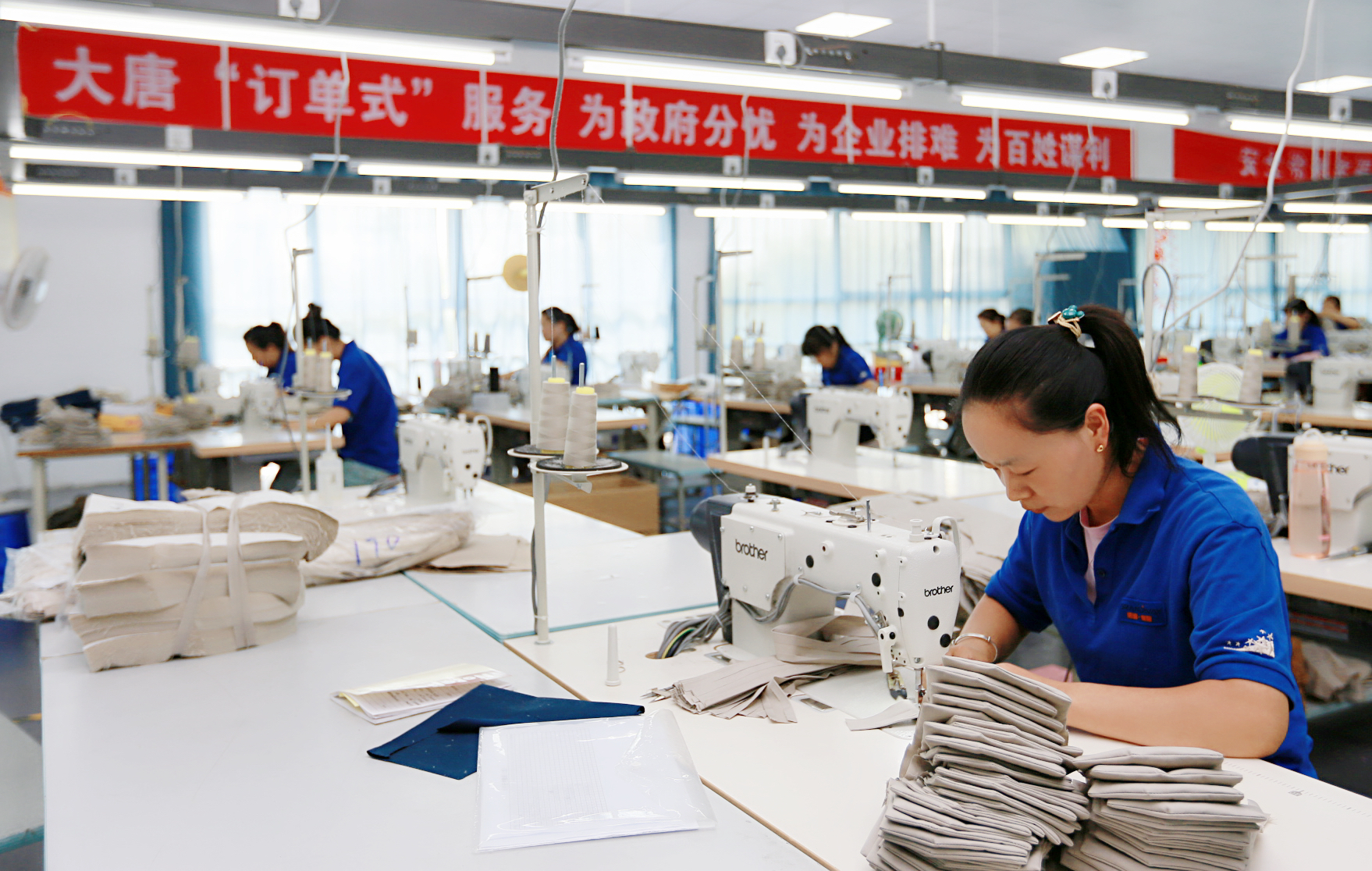 4.麻豆av
引进“订单式”扶贫企业.，让异地搬迁群众实现家门口就业.jpg