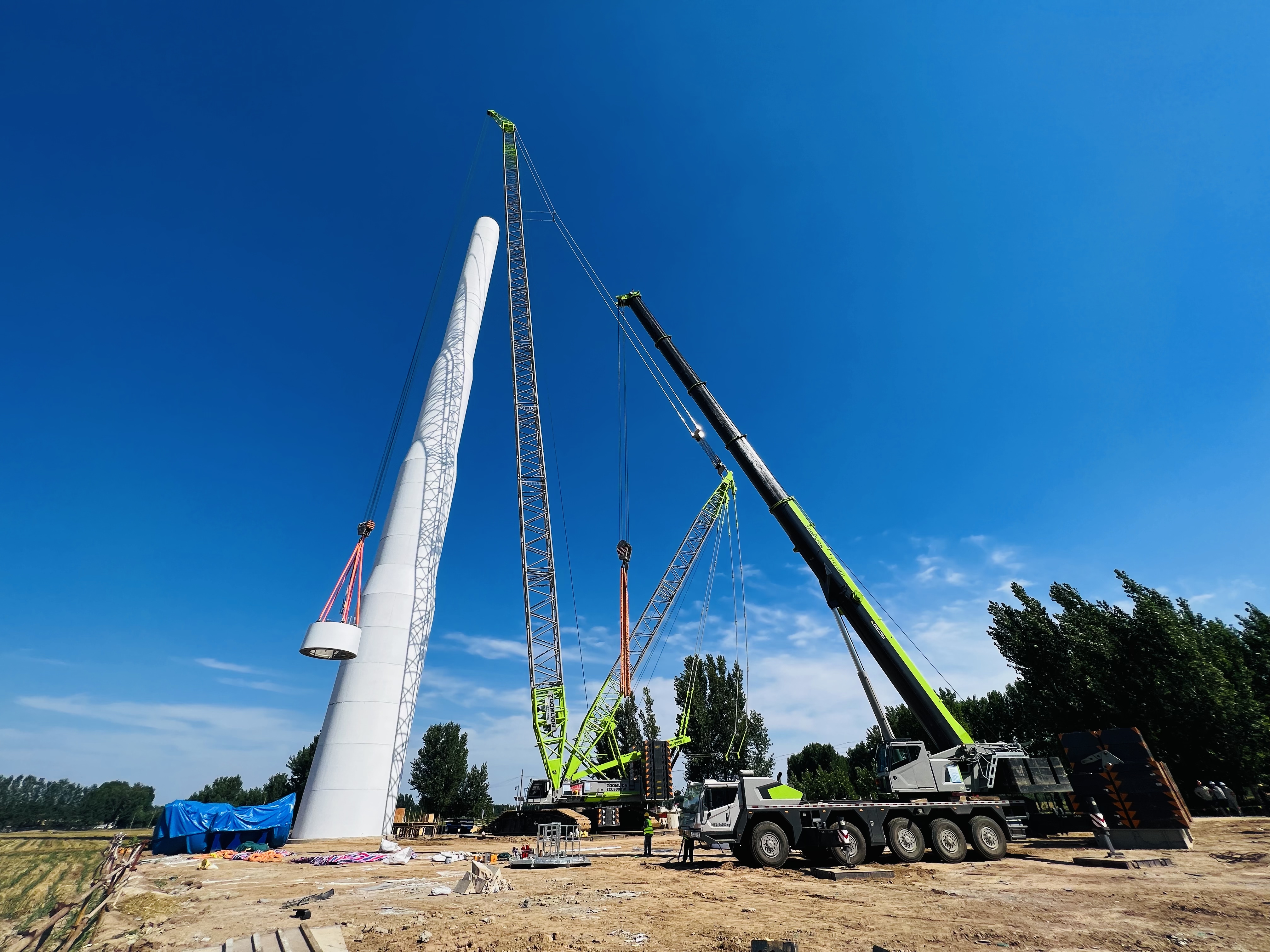 1690176279372064181.jpg 1风机混塔段最后一节起吊.jpg