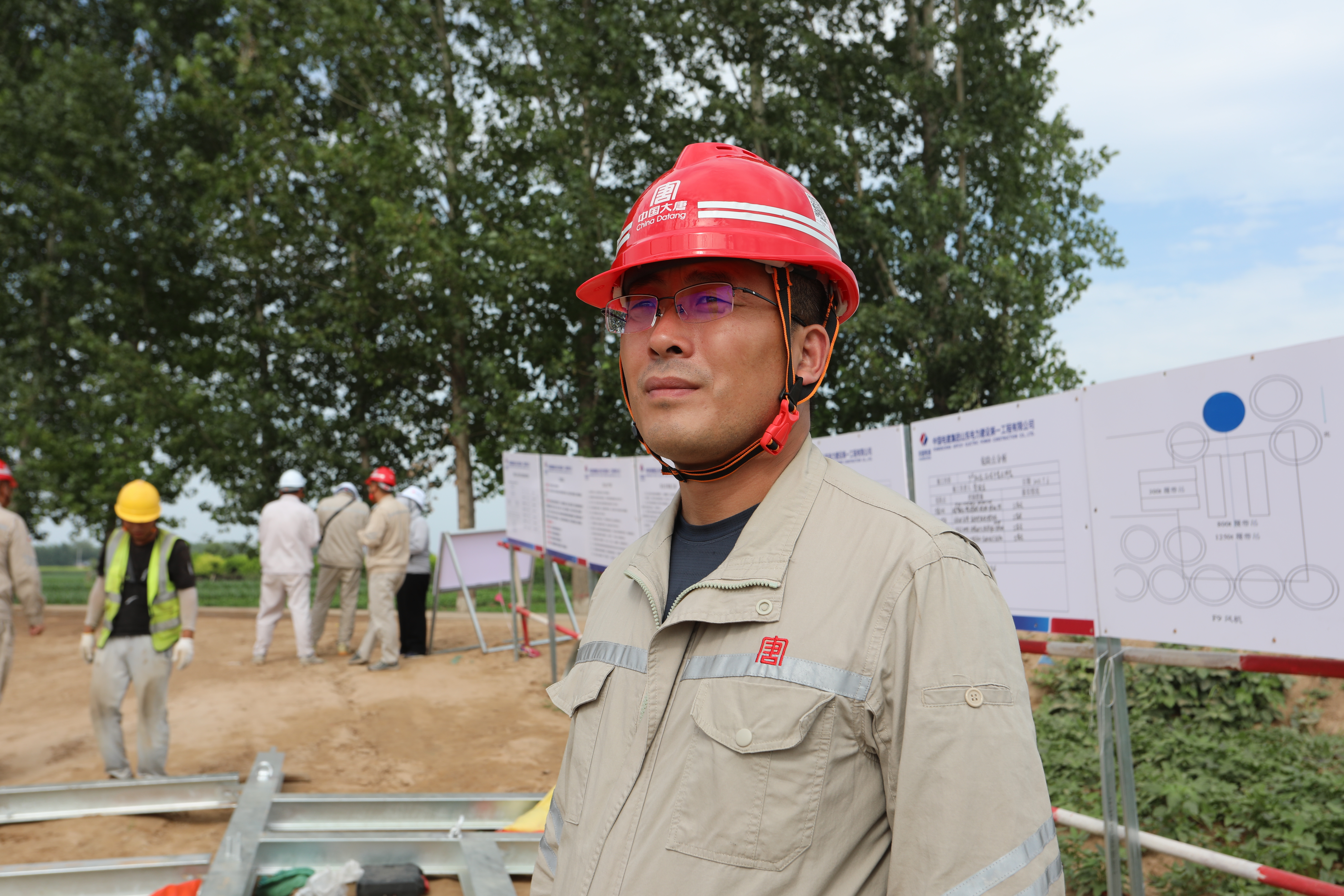 1690176555325000459.jpg 工程部许志伟在施工现场.jpg