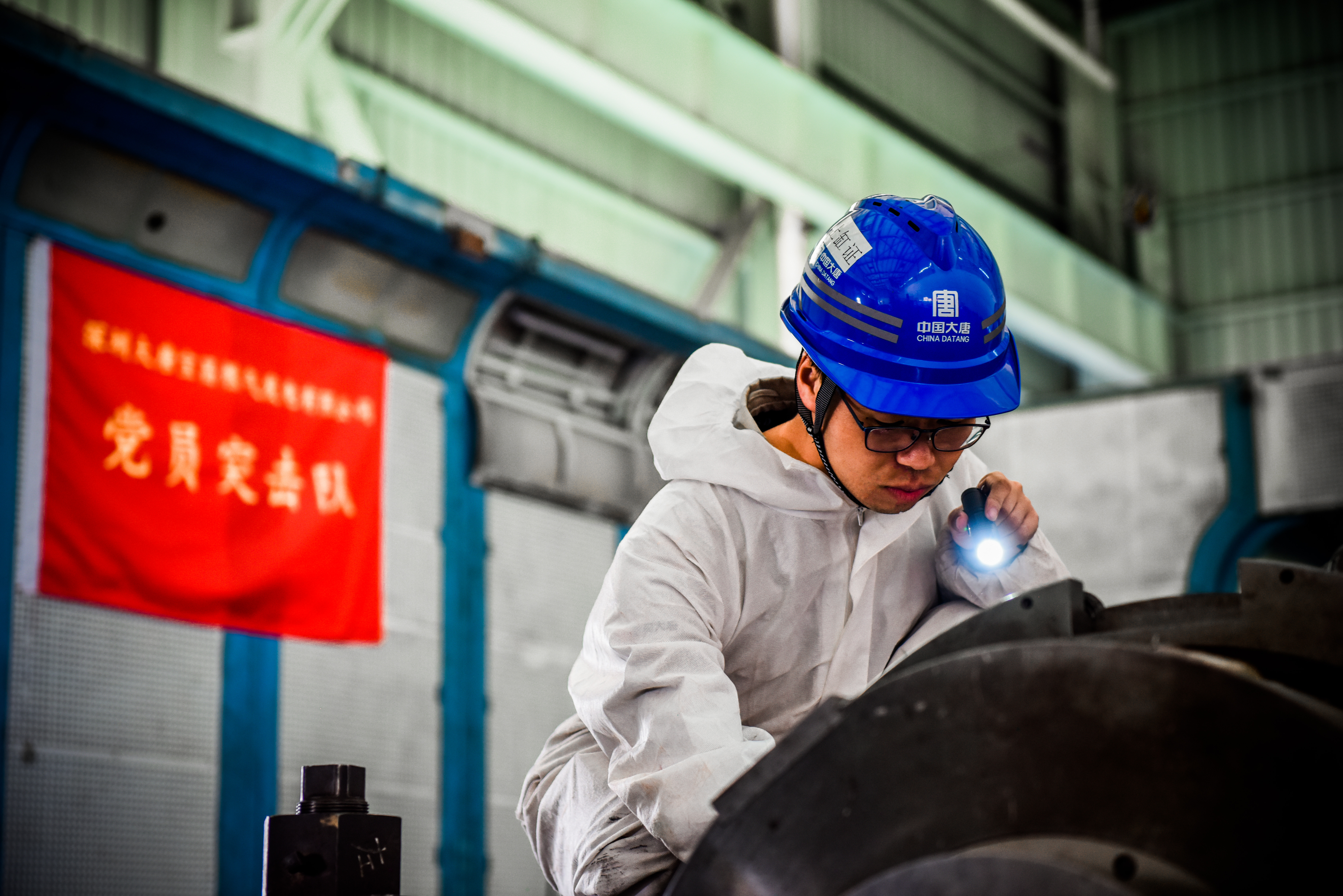 1690177961471009533.jpg 广东分公司生产人员开展汽机本体检修高压内缸严密性检查 .jpg