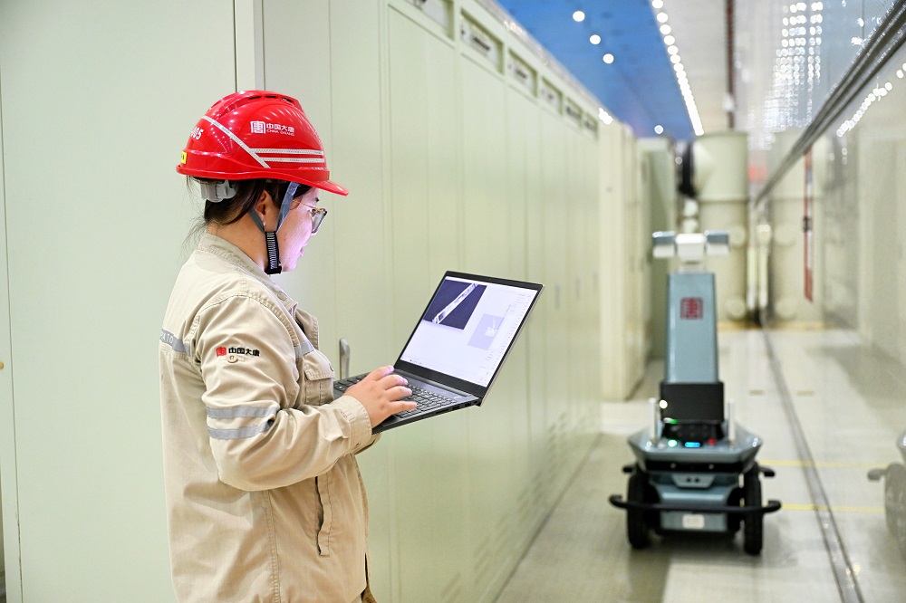 1732511871663018288.jpg 对巡检机器人进行现场调试.jpg